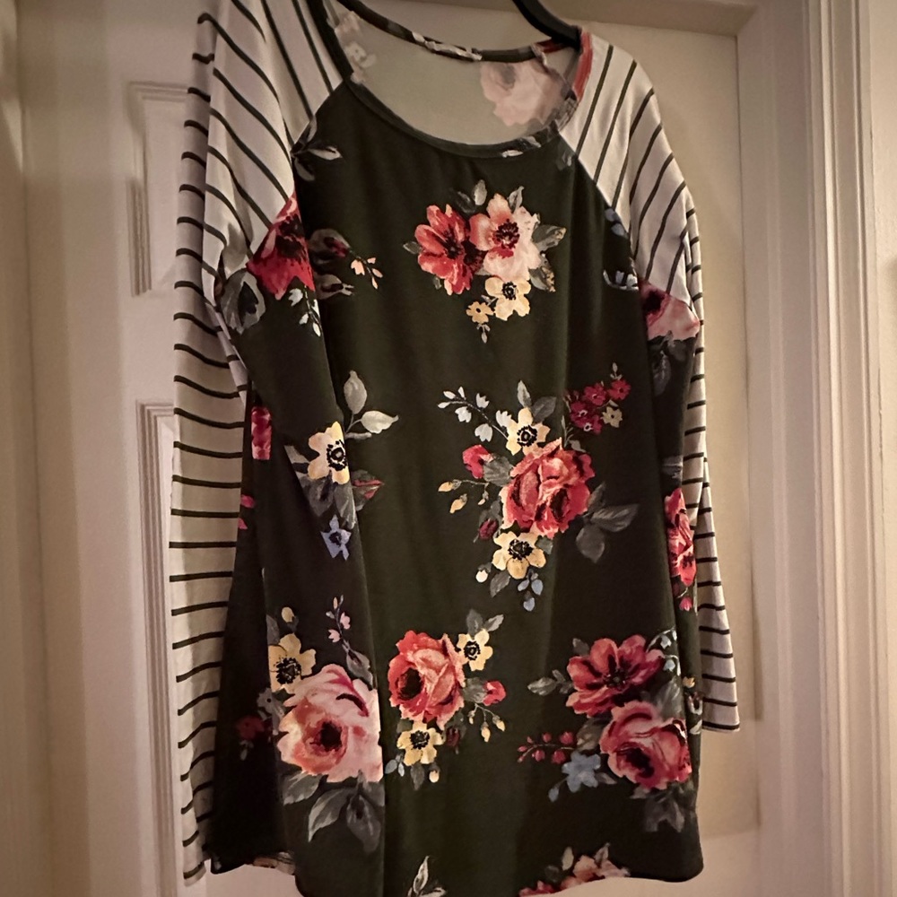 Floral top from Chic Soul. Stretchy material. Buttery soft